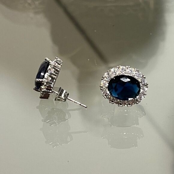 No Brand Jewelry - The Spencer Earring’s in white and blue Sapphire